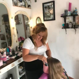 Coiffeuse dans un petit village de Camargue ma famille ma petite fille l’amour de ma vie mon mari gardian de Camargules choses simple et vrai