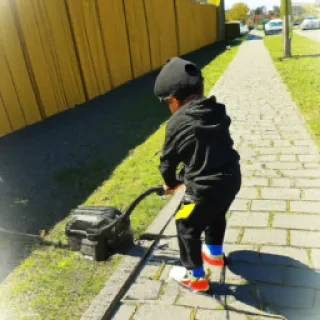 Un enfant tu tiens le monde qui dégouline de pétrole et en proie à la guerre