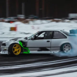 Tee minulle kuva autosta BMW joka on driftaamassa